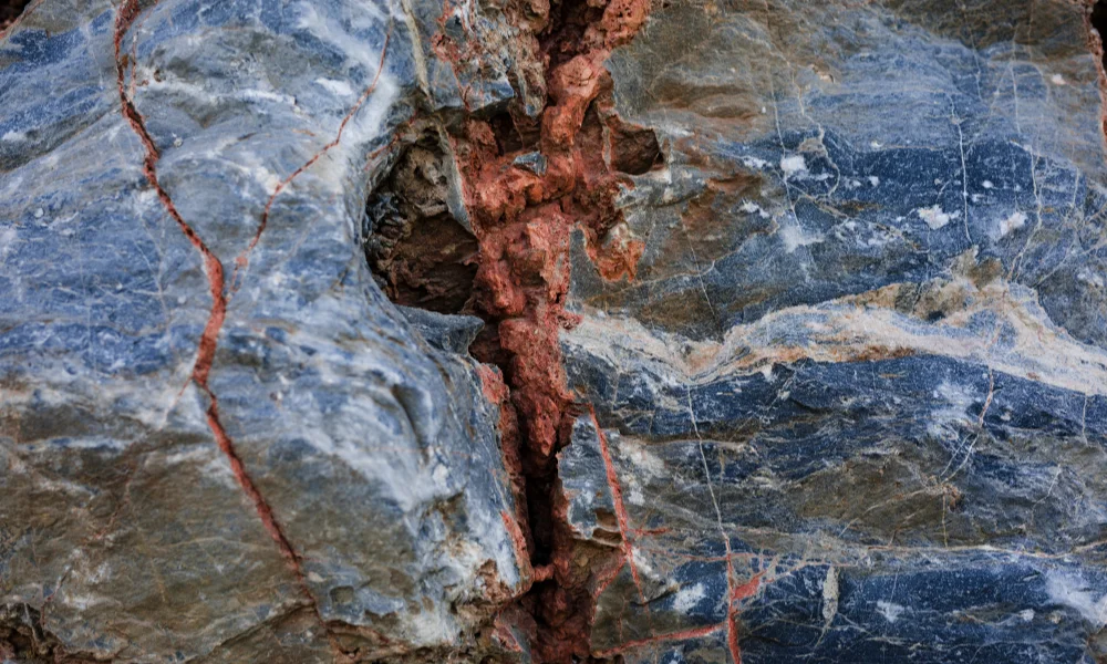 تأثير تناغم تصميم الحجر مع أسلوب التصميم الداخلي والخارجي للمبنى